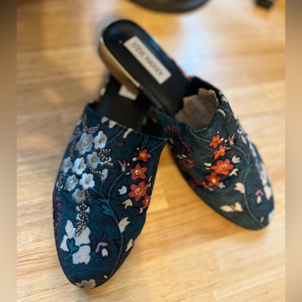 Steve Madden embroidered velvet slip on loafer flat